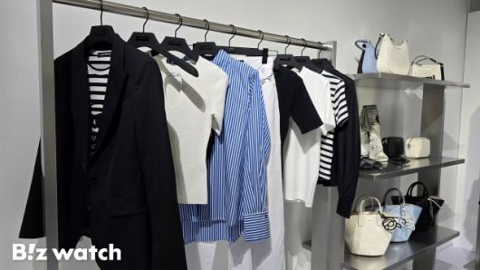 서울 성수동 칼 라거펠트 몰입형 팝업에 전시된 아이콘 셀렉션 상품들. /사진=김지우 기자 zuzu@