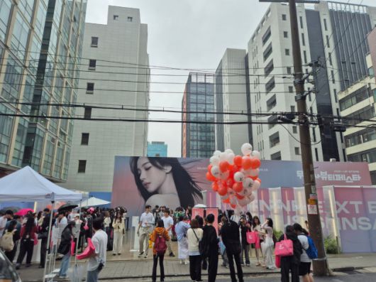 무신사 성수 팝업 입장을 위해 대기 중인 사람들/사진=김아름 기자 armijjang@