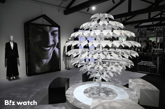 CJ온스타일이 16일 서울 성수동에서 글로벌 패션계의 전설로 불리는 칼 라거펠트(Karl Lagerfeld)의 팝업스토어를 열고 있다./사진=이명근 기자 qwe123@