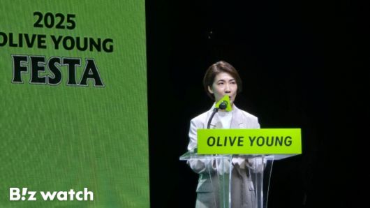 이은정 CJ올리브영 브랜드 크리에이티브 센터장이 21일 '2025 올리브영 페스타'에서 발표하고 있다. /사진=김지우 기자 zuzu@