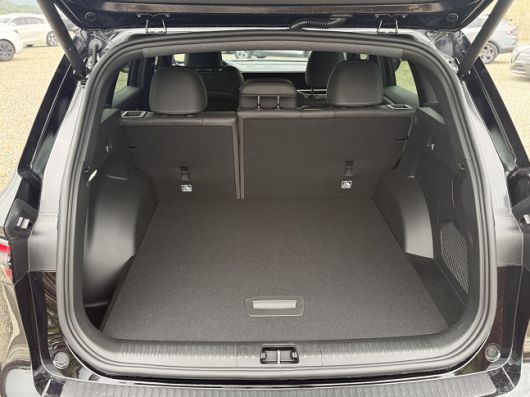 트렁크에도 블랙 색상이 적용돼 있다./사진=백유진 기자 byj@