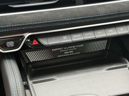 그랑 콜레오스 에스프리 알핀 누아르만의 리미티드 넘버 플레이트./사진=백유진 기자 byj@