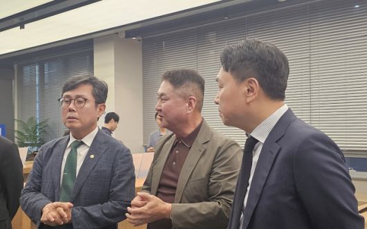 안도걸 더불어민주당 경제성장위원회 수석부위원장(왼쪽)이 이석우 두나무 대표(가운데)와 이야기를 나누고 있다. /사진=비즈워치