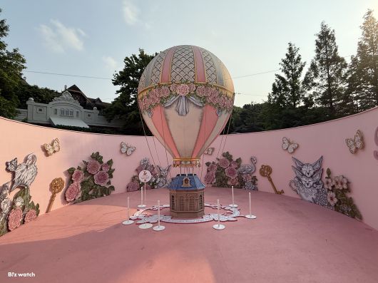 에버랜드 장미축제가 열리는 로즈가든 빅토리아원 내에 설치된 조형물. 다리아송 작가가 참여했다. / 사진=정혜인 기자 hij@