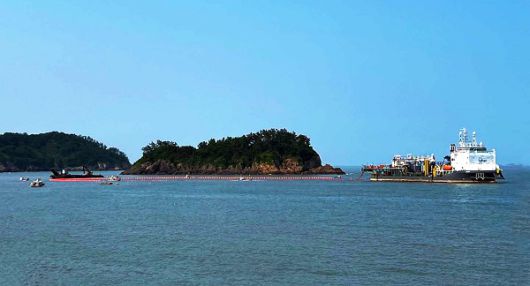 영광낙월프로젝트에서 외부망을 포설하고 있는 팔로스호/사진=대한전선