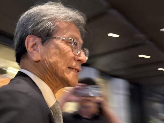 정현호 부회장이 호암상 시상직 직후 급히 행사장을 나가고 있다./사진=공동취재단