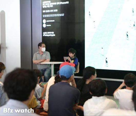 31일 서울 중구 애플스토어 '애플 명동'에서 '투데이 앳 애플' 프로그램이 열렸다. 이날 행사에는 아이폰16프로를 통해 넥슨의 모바일 게임 'FC 모바일'을 즐기는 체험 프로그램과 크리에이터의 꿀팁 전수 및 대결 등 다양한 이벤트가 마련됐다./사진=비즈워치