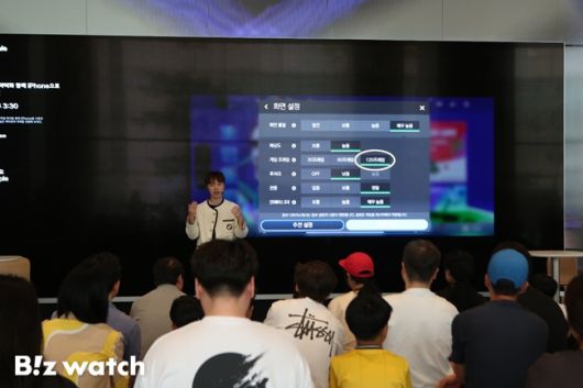 31일 서울 중구 애플스토어 '애플 명동'에서 '투데이 앳 애플' 프로그램이 열렸다. 이날 행사에는 아이폰16프로를 통해 넥슨의 모바일 게임 'FC 모바일'을 즐기는 체험 프로그램과 크리에이터의 꿀팁 전수 및 대결 등 다양한 이벤트가 마련됐다./사진=비즈워치