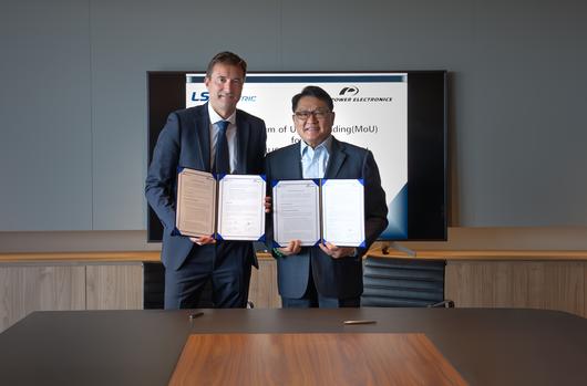 구자균(오른쪽) LS일렉트릭 회장과 데이비드 살보 파워일렉트로닉스 최고경영자(CEO)가 스페인 발레시아 파워일렉트로닉스 본사에서 글로벌 에너지저장장치(ESS) 전용 변압기 등 전력기기 공급 협력에 관한 양해각서(MOU)를 체결하고 기념 촬영을 하고 있다./사진=LS일렉트릭