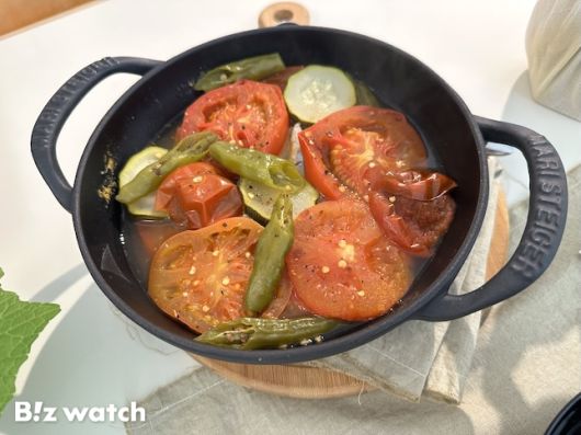 뉴파머스 레스토랑 레시피를 개발을 맡은 푸드 디렉터 이다빈 셰프가 청년농부들의 작물을 소개하고 있다. / 사진=정혜인 기자 hij@