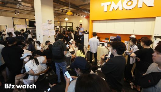 환불을 위해 티몬 사옥으로 몰려든 사람들./사진=이명근 기자 qwe123@