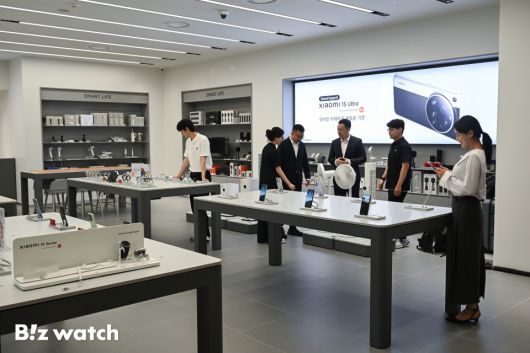 샤오미코리아가 25일 오전 서울 여의도 IFC몰 여의도점에 첫 공식 오프라인 매장 '샤오미 스토어'를 프리오픈하고 있다./사진=이명근 기자 qwe123@