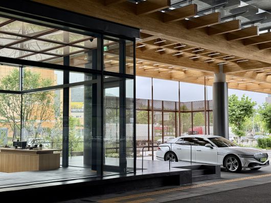 제네시스 청주 1층 입구에 자리한 시승 라운지. 나무 목재로 이뤄진 캐노피가 인상적이다./사진=백유진 기자 byj@