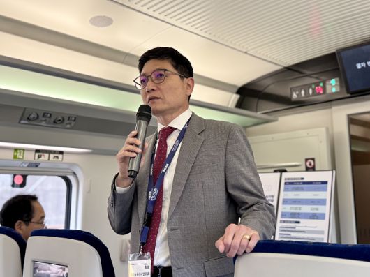 지난 24일 김정훈 현대로템 레일솔루션사업본부장이 2세대 KTX-이음 열차 안에서 열린 설명회에서 발표하고 있다./사진=백유진 기자 byj@