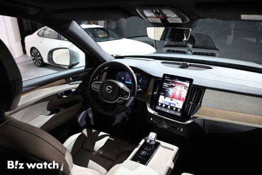 볼보자동차코리아가 2일 서울 광진구 비스타 워커힐에서 신형 S90과 XC90을 공개하고 있다. 사진은 XC90./사진=이명근 기자 qwe123@