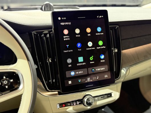 볼보 XC90, S90에 탑재된 11.2인치 고해상도 세로형 디스플레이. 올해 4분기 이후 네이버웨일, 멜론 등의 서비스를 이용할 수 있다./사진=백유진 기자 byj@