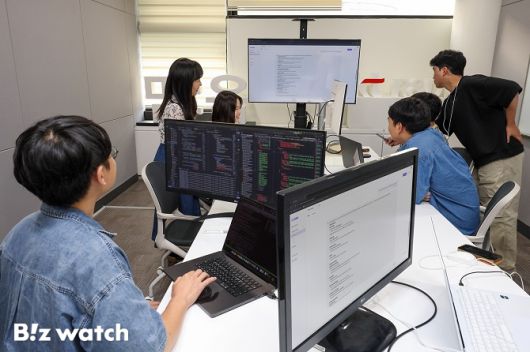 KT 기술혁신부문 연구원들이 서초구 KT 우면연구센터에서 믿:음 2.0을 테스트하고 있다./사진=KT 제공