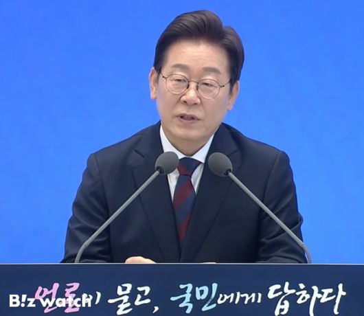 취임 30일 기자회견에서 이재명 대통령이 기자의 질문에 답변하고 있다./사진=유튜브 이재명 채널