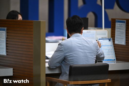 정부가 수도권과 규제지역의 주택담보대출 한도를 6억원으로 제한하는 초강수 조치를 취한 가운데 30일 서울의 한 시중은행에서 시민들이 대출상담을 받고 있다./사진=이명근 기자 qwe123@