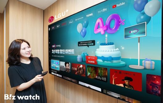LG유플러스 직원이 '유플레이 1주년 프로모션'을 소개하고 있다./사진=LG유플러스 제공