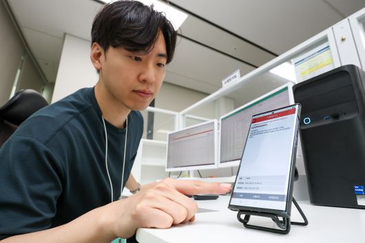 KT 고객센터 스팸분석팀 직원이 인공지능(AI) 기반 실시간 스팸 차단 키워드 등록 시스템을 운용하고 있다. /사진 제공=KT