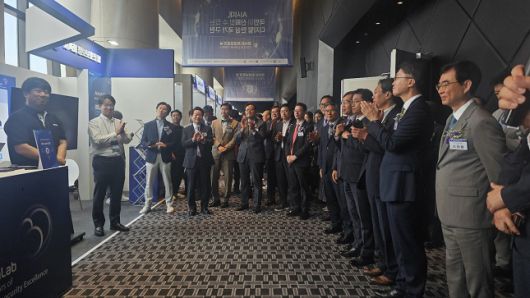 류제명 과학기술정보통신부 제2차관(오른쪽에서 두 번째)이 9일 정보보호의 날 기념식 및 정보보호 컨퍼런스에서 안랩, 파이오링크 등 참가부스를 둘러보고 있다. /사진=비즈워치