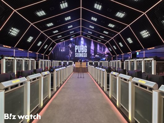 '플레이 아레나'는 실제 게임 속 전장을 구현한 몰입형 체험 공간으로 소규모 e스포츠 이벤트도 가능하다./사진=김동훈 기자