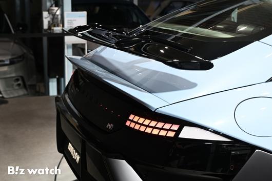 현대차 고성능 브랜드 N이 10일 오전 경기도 의왕시 N 아카이브에서 '아이오닉 6 N(IONIQ 6 N, 아이오닉 식스 엔)'을 세계 최초로 공개하고 있다./사진=이명근 기자 qwe123@