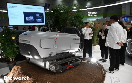 16일 서울 강남구 코엑스에서 열린 '제3회 농식품테크 스타트업 창업박람회'에 참가한 관람객이 긴트의 자율주행 전기 트랙터를 보고 있다./사진=이명근 기자 qwe123@