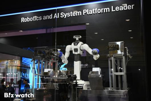 16일 서울 강남구 코엑스에서 열린 '제3회 농식품테크 스타트업 창업박람회'에 참가한 관람객이 축산 가공에 사용 가능한 로봇을 보고 있다./사진=이명근 기자 qwe123@