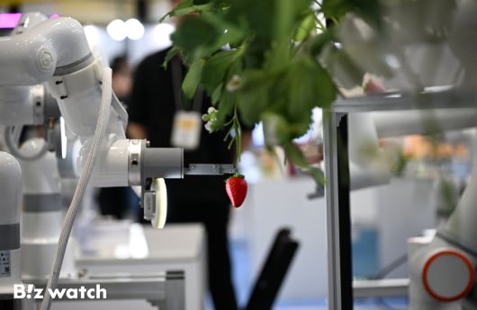 16일 서울 강남구 코엑스에서 열린 '제3회 농식품테크 스타트업 창업박람회'에 참가한 관람객이 딸기 수확에 사용 가능한 로봇을 보고 있다./사진=이명근 기자 qwe123@