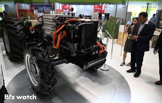 16일 서울 강남구 코엑스에서 열린 '제3회 농식품테크 스타트업 창업박람회'에 참가한 관람객이 긴트의 전기 트랙터를 보고 있다./사진=이명근 기자 qwe123@