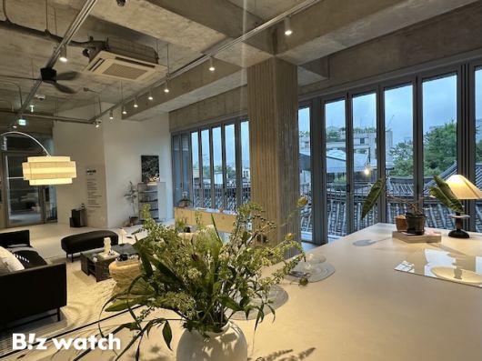 오늘의집 쇼룸 '오프하우스' 2층의 스타일링 스튜디오에서는 북촌 풍경을 바라보며 34평형 아파트 인테리어를 체험해볼 수 있다. / 사진=정혜인 기자 hij@