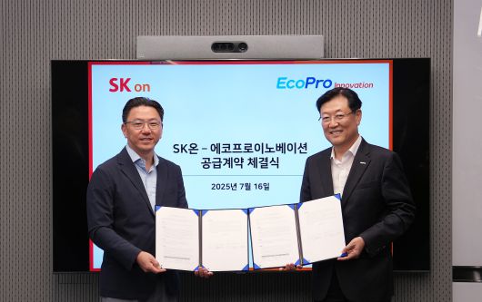 박종진(왼쪽) SK온 전략구매실장과 김윤태 에코프로이노베이션 대표가 지난 16일 수산화리튬 공급 계약 체결 후 기념 촬영에 임하고 있다./사진=SK온