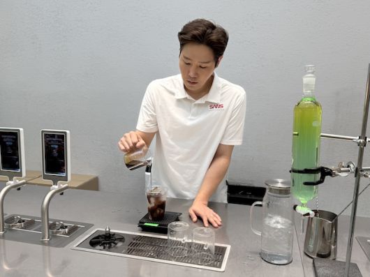 대체커피 브랜드 산스를 운영하는 김경훈 웨이크 대표가 16일 서울 종로구 익선동 산스 매장에서 산스-메리카노를 만들고 있다. / 사진=신세계인터내셔날