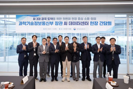 배경훈 과학기술정보통신부 장관이 24일 오전 세종특별자치시 네이버데이터센터 각 세종에서 열린 '인공지능(AI) 데이터센터 현장간담회' 에서 기념촬영을 하고 있다. 이날 간담회에 김유원 네이버클라우드 대표, 이준희 삼성에스디에스 사장, 하민용 SK텔레콤 부사장, 김세웅 카카오 부사장, 최지웅 케이티클라우드 대표, 김동훈 엔에이치엔클라우드 대표, 박성율 엘지유플러스 혁신그룹장, 강중협 한국데이터센터연합회장, 박윤규 한국정보통신산업진흥원장, 이경무 서울대학교 교수, 류석영 KAIST 교수가 참석했다. /사진=과학기술정보통신부 제공