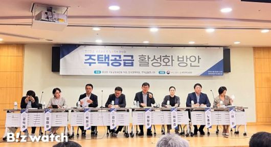 5일 서울 여의도 국회에서 열린 '주택공급 활성화 방안' 세미나에 참석한 토론자들이 토론을 벌이고 있다./사진=김미리내 기자