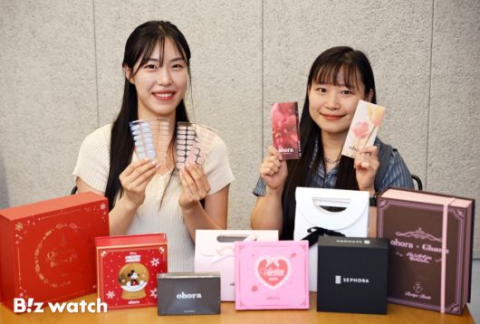 임화인 글루가 글로벌사업본부 네일디자인파트장(오른쪽)과 양지은 글루가 글로벌콘텐츠·콘텐츠마케팅파트 프로(왼쪽)가 오호라 제품을 소개하고 있다. /사진=이명근 기자 qwe123@