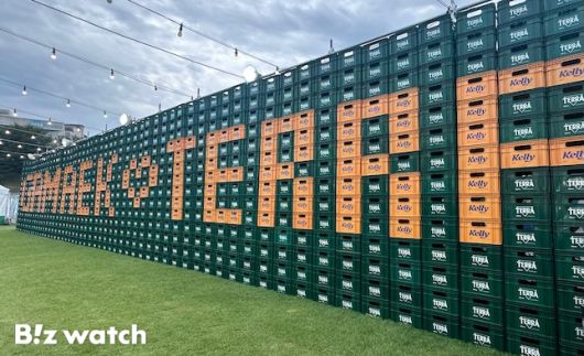 8일 오후 9시경 전주가맥축제 입구에서 입장객들이 대기하고 있다. / 사진=정혜인 기자 hij@