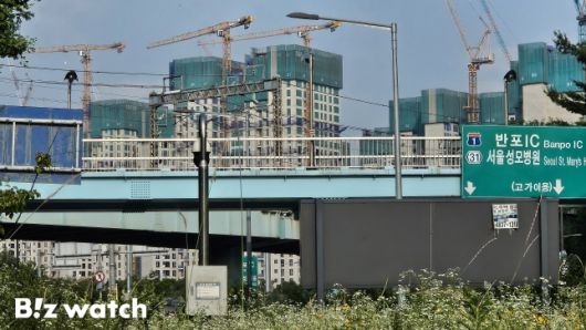 동작대교 남단 쪽에서 본 반포지구 한 재건축 단지/사진=윤도진 기자