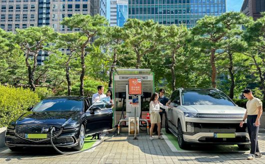 SK이노베이션 계열 직원들이 서울 종로구 SK서린빌딩에서 충전중인 현대자동차 대표 전기차 모델 아이오닉9과 eG80(전기화 모델)을 체험하고 있다./사진=SK이노베이션