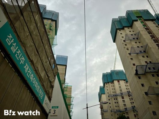 잠실래미안아이파크(왼쪽)와 잠실르엘(오른쪽) 공사 현장 모습./사진=김진수 기자