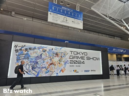지난해 열린 도쿄게임쇼 현장을 관람객이 지나고 있다./사진=김동훈 기자