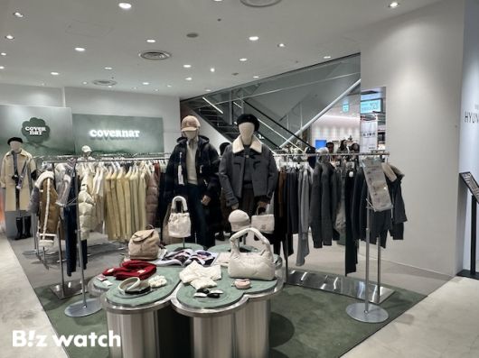 지난해 12월 일본 도쿄의 파르코 시부야점에서 열린 더현대 글로벌 팝업스토어에서 '커버낫'을 소개하고 있다. / 사진=정혜인 기자 hij@