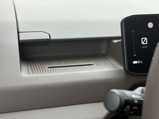 기아 PV5 패신저 모델 운전석 앞 수납함과 선반./사진=백유진 기자 byj@