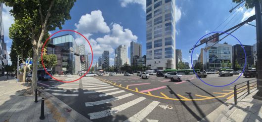 서울시 강남구 도산대로에 위치한 LG플래그십 D5(빨간원)와 삼성스토어(파란원). 밤에는 LG 플래그십 D5의 화려함이 더욱 강조된다. /사진=이경남 기자 lkn@