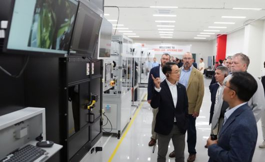 eFORCE LAB 출범식 행사에 참석한 임직원들이 투어를 하며 배터리 팩 연구설비를 둘러보고 있다./사진=두산밥캣