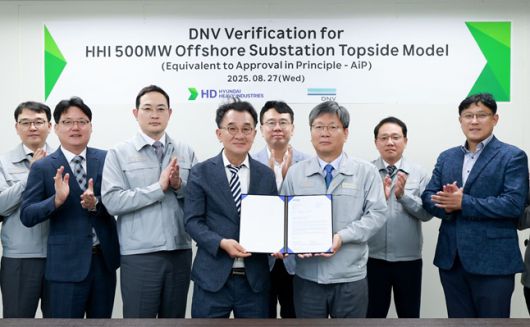 HD현대중공업이 노르웨이선급(DNV)으로부터 자체 개발한 500MW급 해상변전소 모델에 대한 국제 설계 검증서(Verification Letter)를 획득했다./사진=HD현대중공업