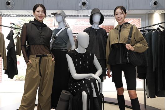 신세계인터내셔날의 신규 여성복 브랜드 '자아'의 팝업스토어에서 모델들이 자아를 소개하고 있다. / 사진=신세계