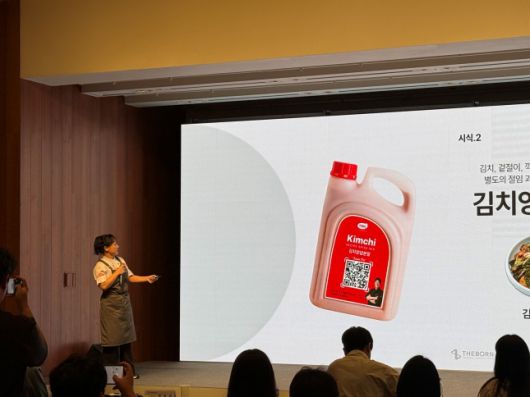 구미진 더본코리아 이사가 3일 신라호텔 영빈관에서 TBK 소스에 대해 설명하고 있다./사진=윤서영 기자 sy@